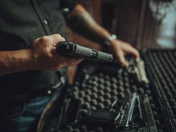 Instagram e Facebook veiculam anúncios de silenciadores de armas de fogo disfarçados