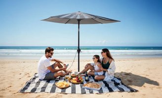 O guarda-sol da Anker servindo para carregar um celular. (Imagem: Anker/Divulgação)