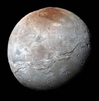 A imagem mostra Caronte, em uma fotografia produzida a partir de dados coletados pela missão New Horizons, da NASA. Fonte: NASA / JHUAPL / SwRI