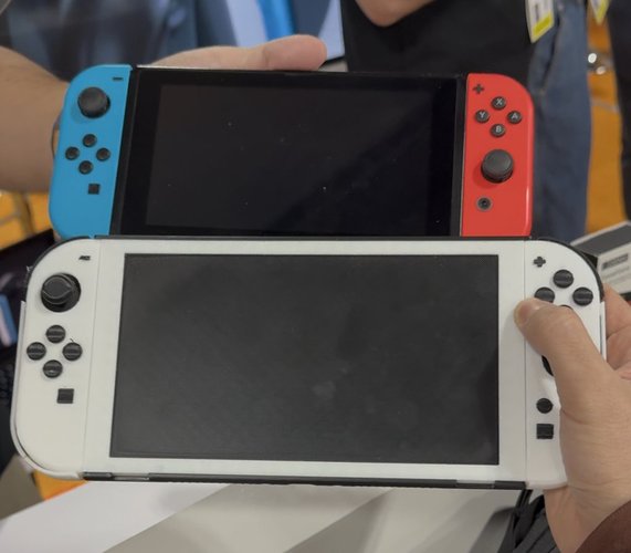 Suposto modelo do Switch 2 comparado ao aparelho atual.