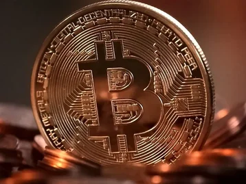 Bitcoin ultrapassa US$ 100 mil, Monopoly renova caixa, peças e regras - The BRIEF 
