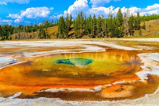 O Supervulcão de Yellowstone é um exemplo de vulcão em atividade, ainda que ele não esteja expelindo magma por aí. Fonte: GettyImages.