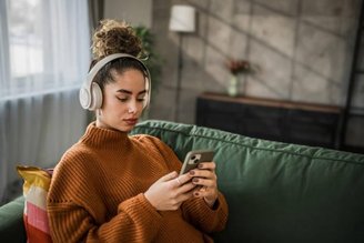 Ainda que os fones in-ear tenham mais potencial de trazer danos, todos os fones podem causar problemas. (Fonte: GettyImages)