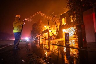 A falta de água para combater as chamas em alguns locais foi alvo de desinformação nas redes. (Imagem: Getty Images/Reprodução)