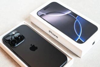 O iPhone deve passar a usar sensores de câmera feitos pela Samsung em 2026. (Imagem: Getty Images/Reprodução)