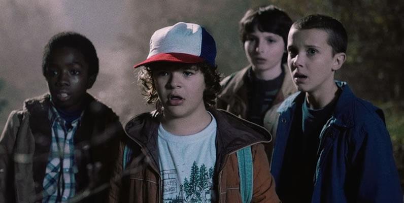 Stranger Things certamente é um dos maiores sucesso de crítica e aclamação da Netflix, e não demorou muito para virar uma série viciante. (Fonte: Aldiea/Reprodução)