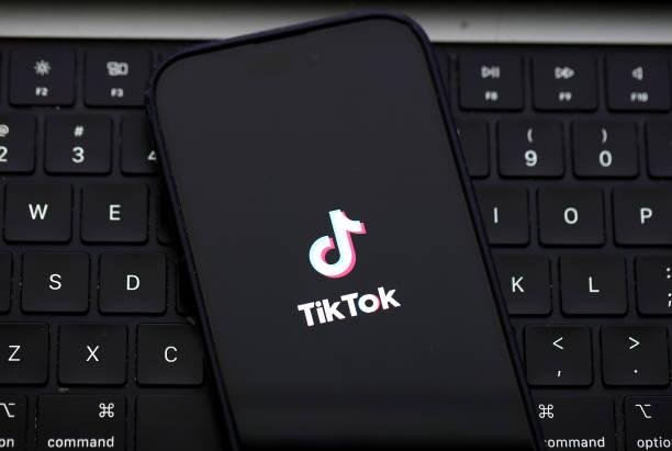 Frente ao banimento do TikTok, usuários encontram refúgio em outra plataforma chinesa, o RedNote. (Fonte: GettyImages)