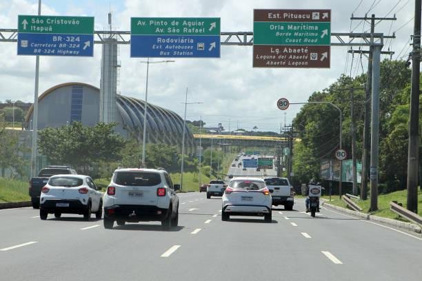 A alíquota do imposto IPVA varia em cada estado e para diferentes categorias de veículos, como carros de passeio, motos e vans.