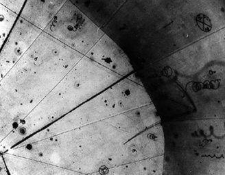 A imagem apresenta a primeira observação de um neutrino, em 1970. (Fonte: WikiMedia Commons / Argonne National Laboratory)