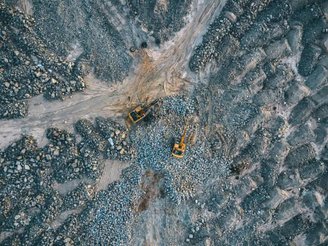 A mineração pode provocar a poluição por chumbo no meio ambiente. (Fonte: GettyImages / Reprodução)