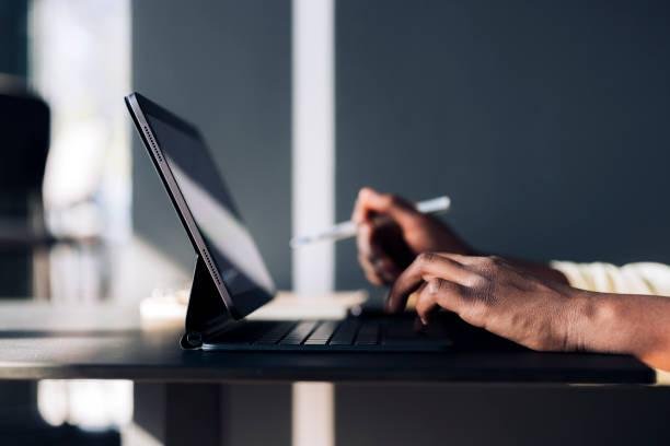 Para os criadores de texto, há diversas ferramentas que ajudam a humanizar os materiais que foram criados pela inteligência artificial. (Fonte: GettyImages/Reprodução)