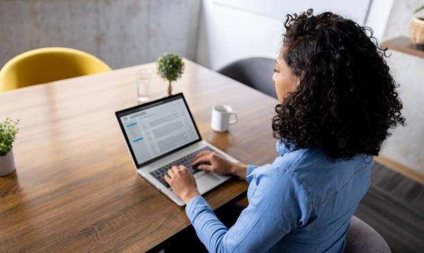 Criadores de texto das mais diversas áreas utilizam a IA para auxiliar em algumas de suas rotinas. (Fonte: GettyImages/Reprodução)