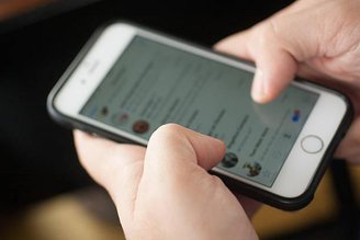 O bug do WhatsApp acontece ao alternar colocar o app em segundo plano durante uma ligação de voz. (Fonte: GettyImages)