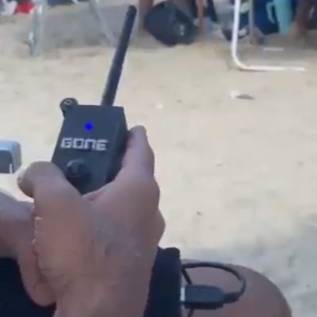 Imagem de Dispositivo desliga caixa de som com música na praia remotamente; entenda