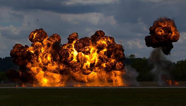 Foto de bombardeio com napalm. (Foto: Getty Images/Reprodução)