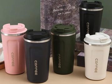Copos e garrafas térmicas em oferta na Amazon; veja opções Stanley, Coleman, Modus e mais  
