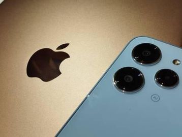 Apple suspende resumo de notícias com IA após alunicações