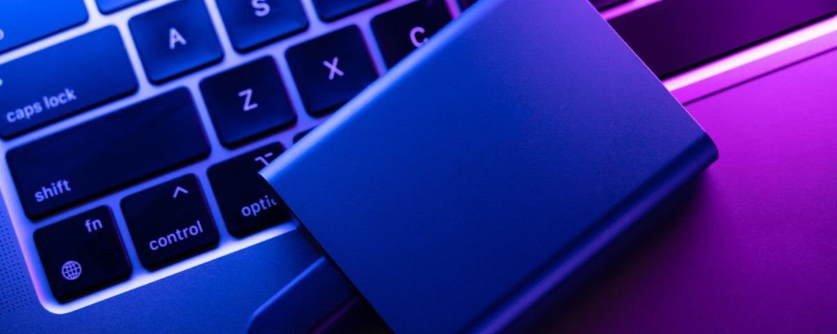 Microsoft nega que update do Windows 11 causava problemas em SSDs Nos últimos dias, relatos de que uma atualização do Windows 11 estaria inutilizando SSDs após processos de escrita muito grandes circularam pelas redes sociais e chegaram ao noticiário. Diante da gravidade do caso e do volume de queixas, o tema ganhou destaque. No entanto, após investigar a situação, a Microsoft afirmou não ter encontrado evidências do problema. ssds.jpg