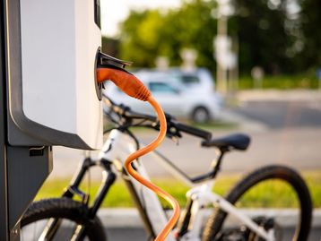 Como a evolução tecnológica das baterias está prolongando a autonomia das bikes elétricas 