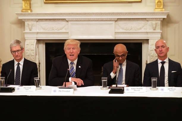 Em evento no passado, Trump se reuniu com Tim Cook, Satya Nadella, presidente da Microsoft, e Jeff Bezos, da Amazon, respectivamente (Imagem: GettyImages)