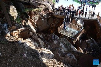 Pessoas visitando o sítio de Hualongdong, na China. (Fonte: Academia Chinesa de Ciências/Divulgação)