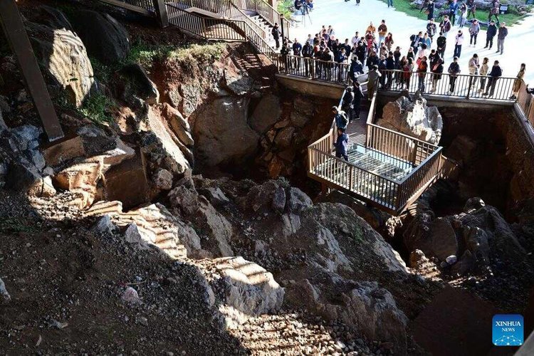 Pessoas visitando o sítio de Hualongdong, na China. (Fonte: Academia Chinesa de Ciências/Divulgação)