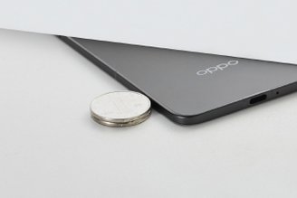 O novo Oppo Find N5 deve ser quase tão fino quanto uma entrada USB-C. (Fonte: Oppo/Divulgação)