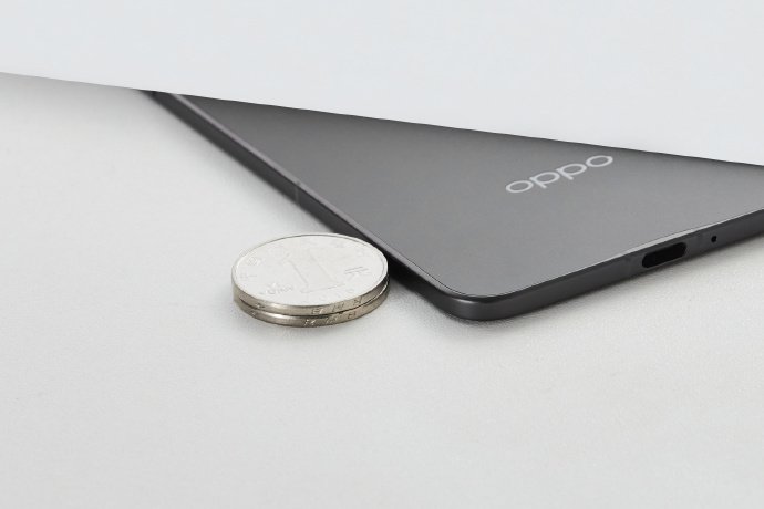 O novo Oppo Find N5 deve ser quase tão fino quanto uma entrada USB-C. (Fonte: Oppo/Divulgação)