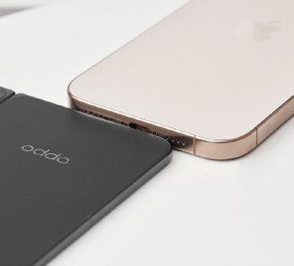 O Oppo Find N5 ao lado de um iPhone 15 Pro Max (8,25 mm). (Fonte: Oppo/Divulgação)