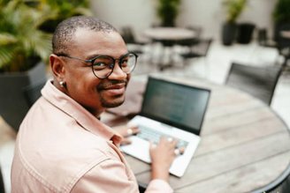 É possível acompanhar as aulas do curso grátis de qualquer lugar. (Imagem: Getty Images/Reprodução)