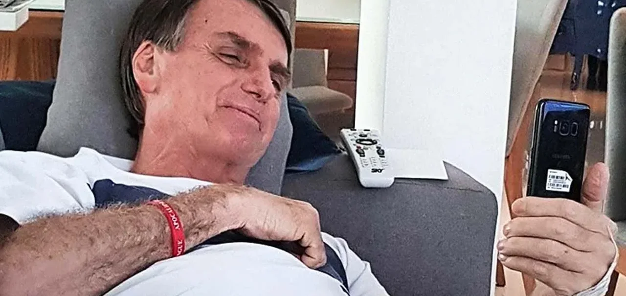 WhatsApp bloqueia canal de Jair Bolsonaro, mas volta atrás