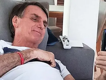 WhatsApp bloqueia canal de Jair Bolsonaro, mas volta atrás