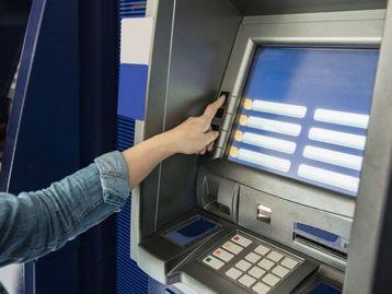 Caixa eletrônico "hackeado": polícia faz operação contra furtos em terminais de bancos
