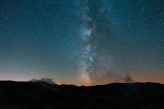 As estrelas que observamos no céu noturno nasceram há milhões ou bilhões de anos atrás, dependendo da distância de cada uma.