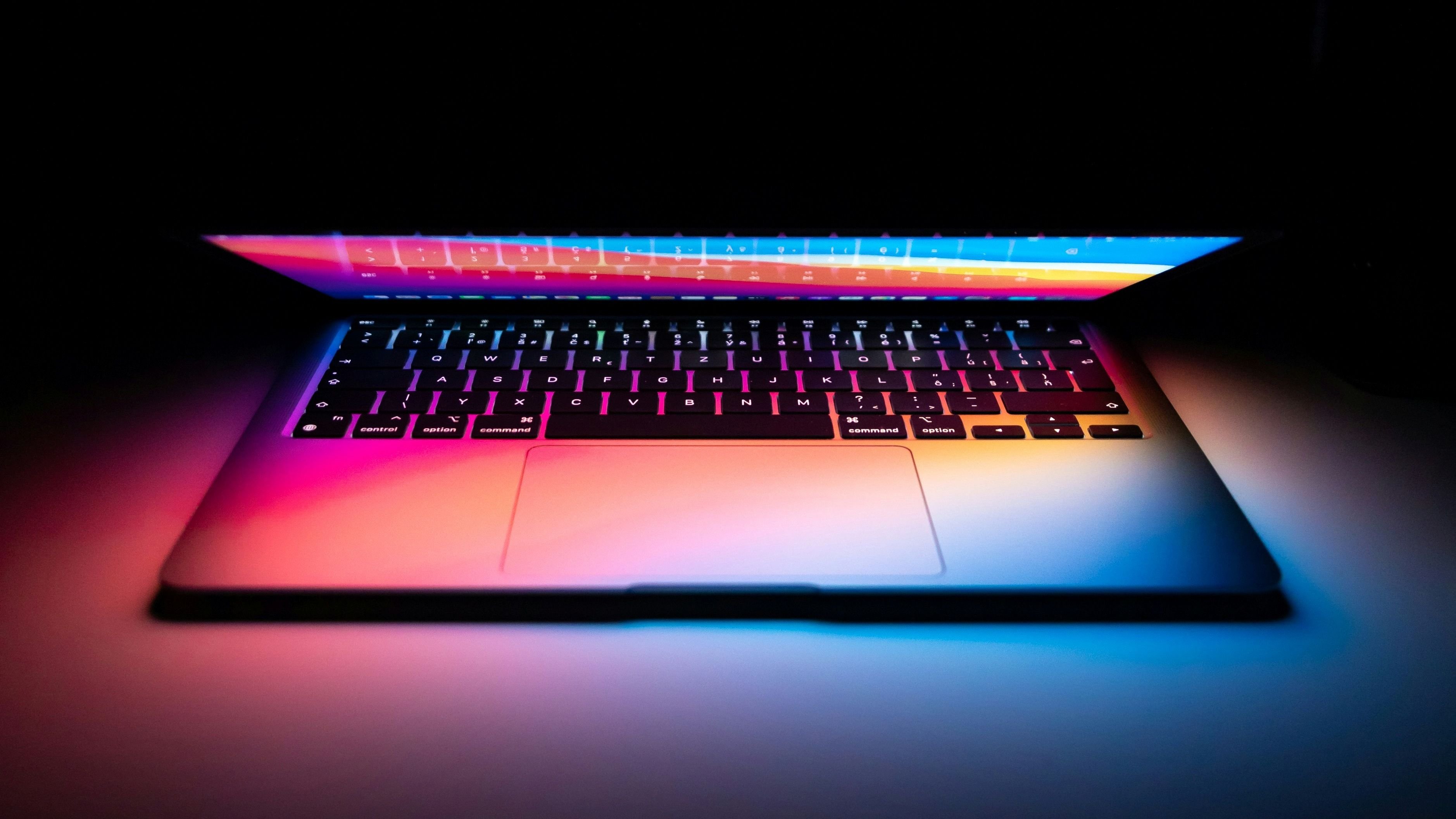 Mac 'baratinho' da Apple deve custar a partir de US$ 600 Os rumores de que a Apple lançará um novo MacBook mais barato não são de hoje, mas a Maçã nunca chegou a anunciar esse produto. Porém, uma notícia do site DigiTimes indica que a gigante de Palo Alto iniciou os movimentos para começar a fabricação em massa de um Mac vendido com chip de um iPhone. MacBook Air
