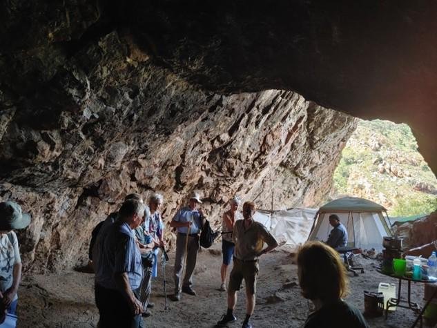 Pesquisadores dentro da Caverna Kruger. (Fonte: Sociedade Arqueológica Sul-Africana/Divulgação)