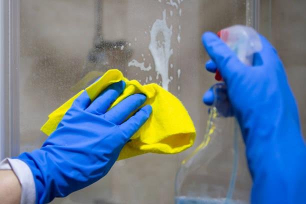 Todo mundo quer uma banheiro limpinho, mas cuidado com a química do processo. Fonte: GettyImages.