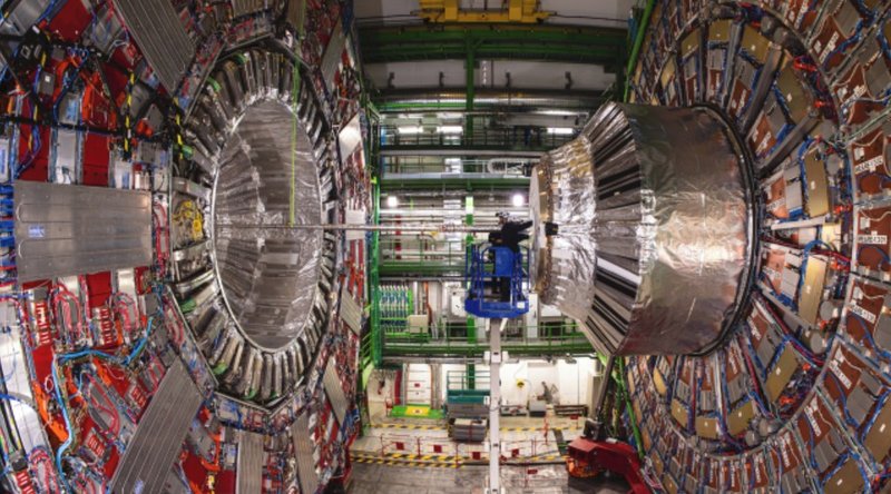 A imagem apresenta o detector CMS, no LHC, utilizado no estudo. (Fonte: CERN).