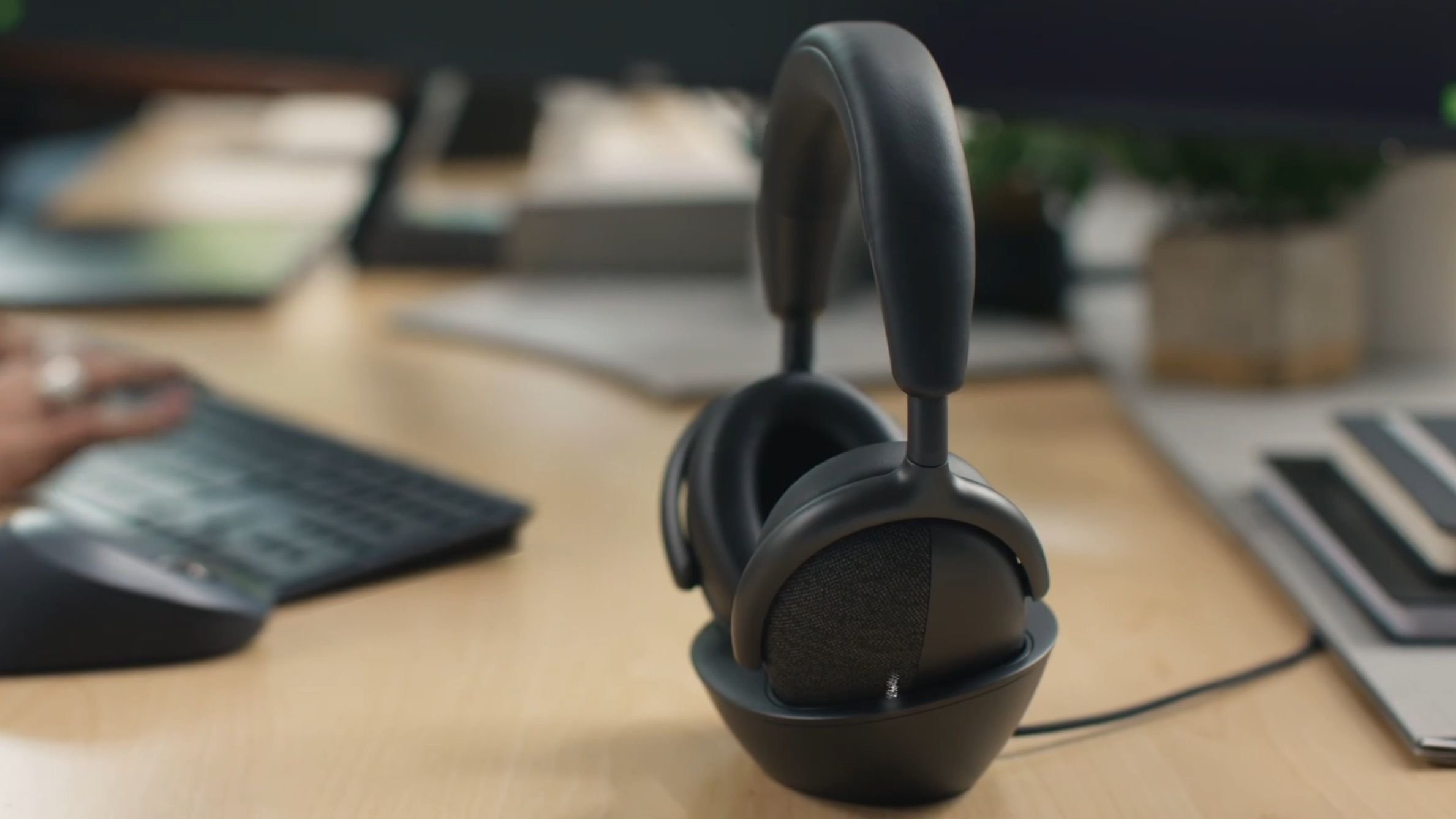 Imagem de Dell lança headset com cancelamento de ruído via IA e bateria de 80 horas