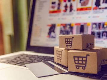 Taxa das blusinhas: compras internacionais têm queda em 2024, mas arrecadação aumenta 40%