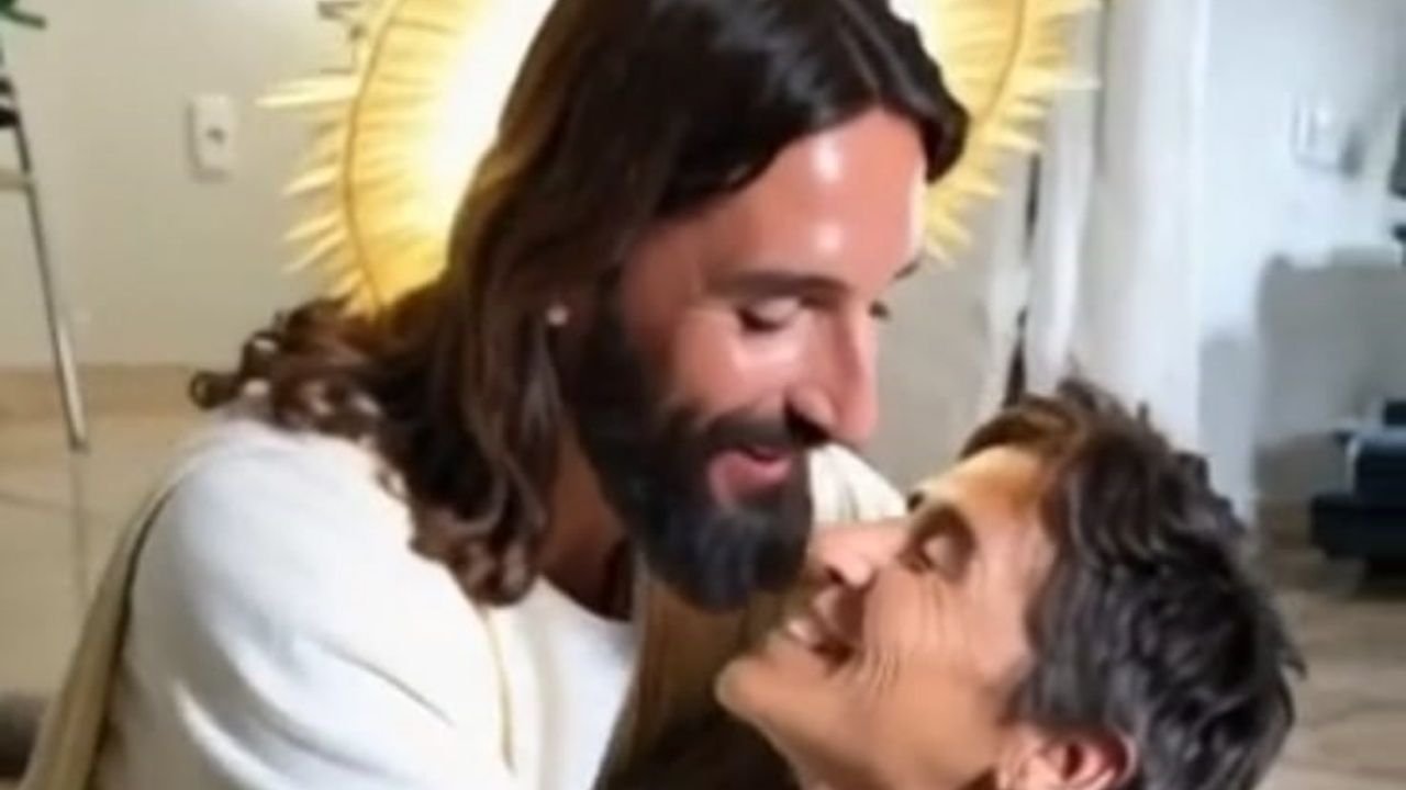 Imagem de Pixverse: veja o que é e como fazer a trend de 'Jesus abraçando'