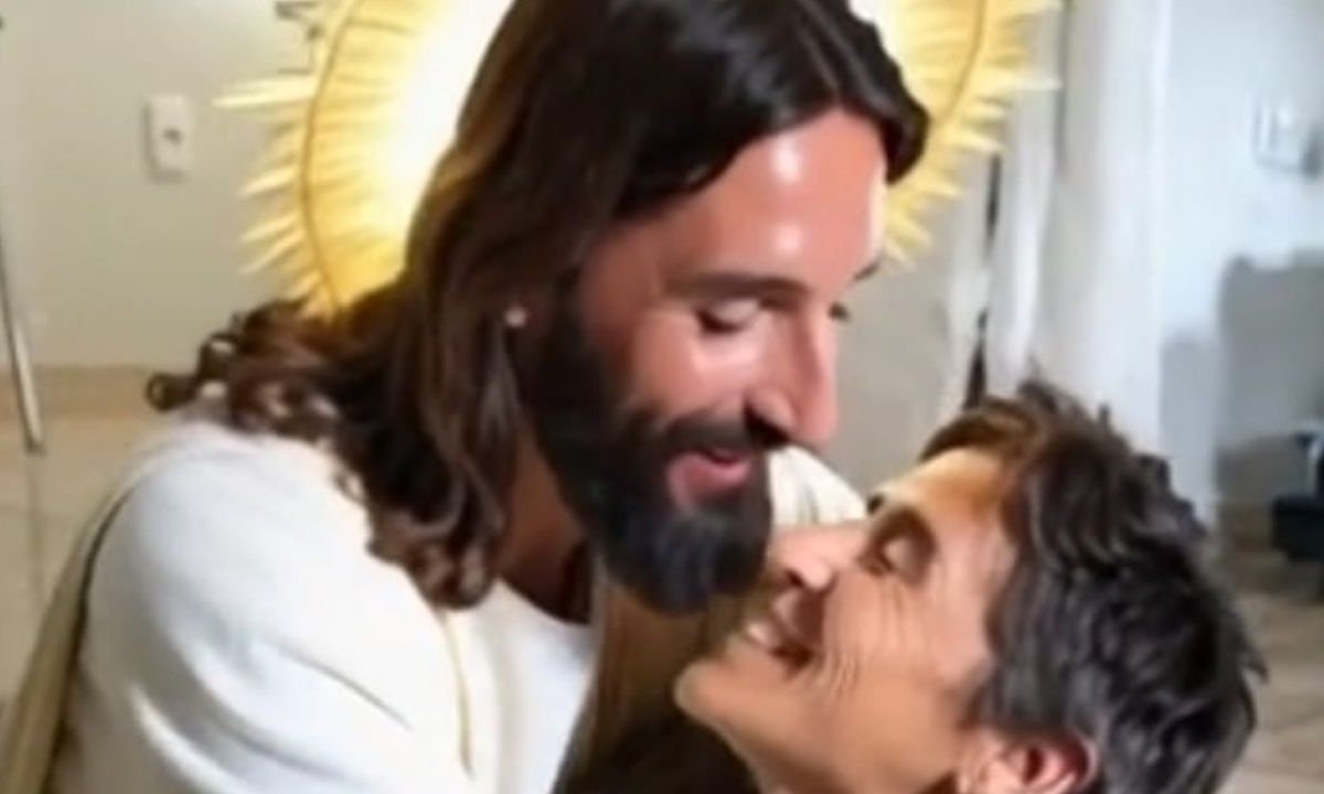 Pixverse: See what it’s and methods to make the pattern of ‘Jesus hugging’