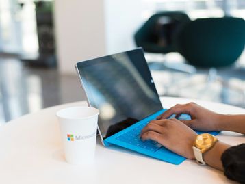 Windows: app Auto Dark Mode ganha suporte ARM nativo e mais novidades