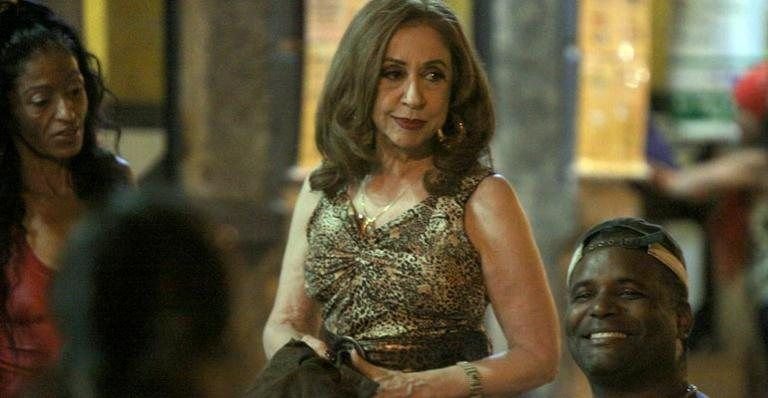 Fernanda Montenegro em uma cena em um bar no filme A Dama do Estácio.