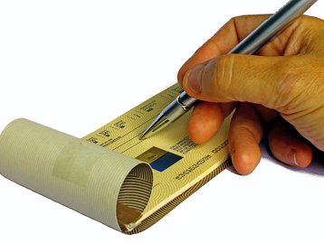 Que fim levaram os cheques, principal meio para comprar parcelado antigamente?