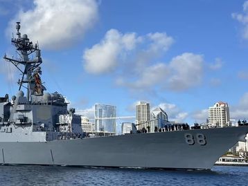 Helios: EUA revelam foto de teste com arma laser usada em navio de guerra