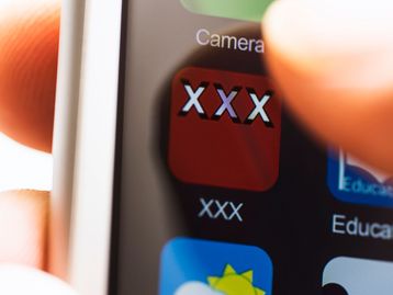 'Riscos de segurança': Apple reclama de lançamento de 1º app pornô para iOS