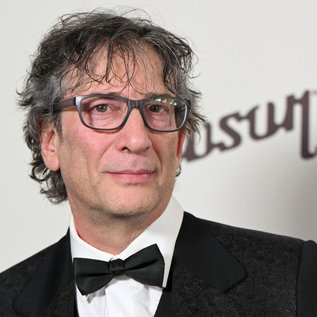 Imagem de Neil Gaiman e ex-esposa são processados por tráfico humano e abuso sexual