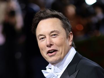 Idosa perde R$ 150 mil com golpista que se passava por Elon Musk