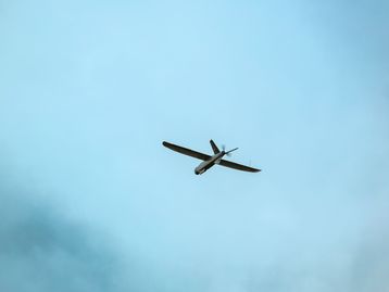 Drone 'nave-mãe' lança outro drone para derrubar aeronave russa na Ucrânia; vídeo